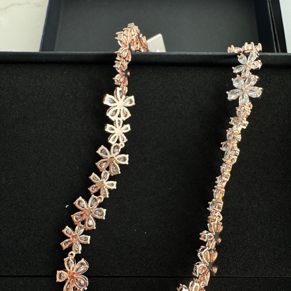 Viral Piper K Rose Gold colored / Pink Floral Necklace NWT - Picture 3 of 3